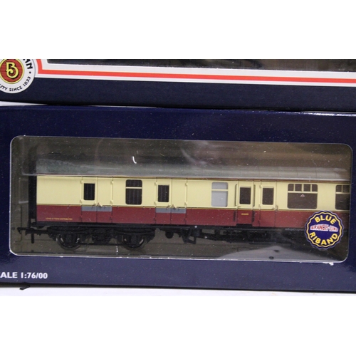 325 - TWO BACHMANN OO GAUGE COACHES TO INCLUDE 39-077 BR MK 1 EXPRESS PASSENGER BSK CRIMSON/CREAM AND A 34... 