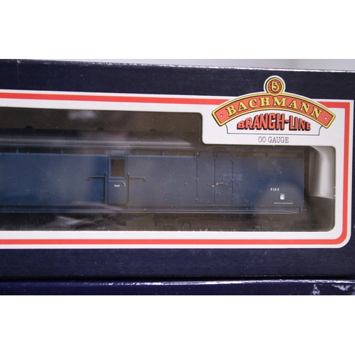 325 - TWO BACHMANN OO GAUGE COACHES TO INCLUDE 39-077 BR MK 1 EXPRESS PASSENGER BSK CRIMSON/CREAM AND A 34... 