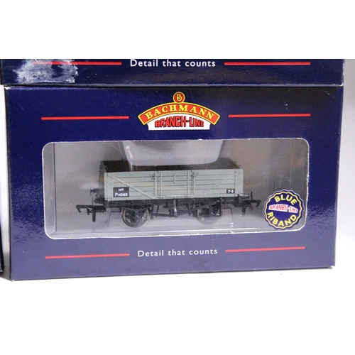 336 - FOUR BACHMANN OO GAUGE ROLLING STOCK WAGONS TO INCLUDE 37-054 5 PLANK WAGON WOODEN FLOOR BR, 37-352 ... 