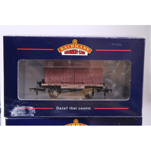 336 - FOUR BACHMANN OO GAUGE ROLLING STOCK WAGONS TO INCLUDE 37-054 5 PLANK WAGON WOODEN FLOOR BR, 37-352 ... 