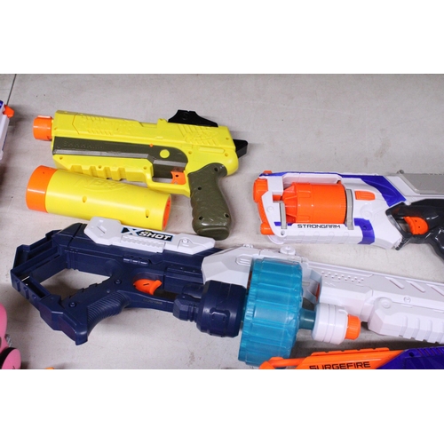 489 - A QUANTITY OF TOY GUNS TO INCLUDE NERF SUPER SOAKER