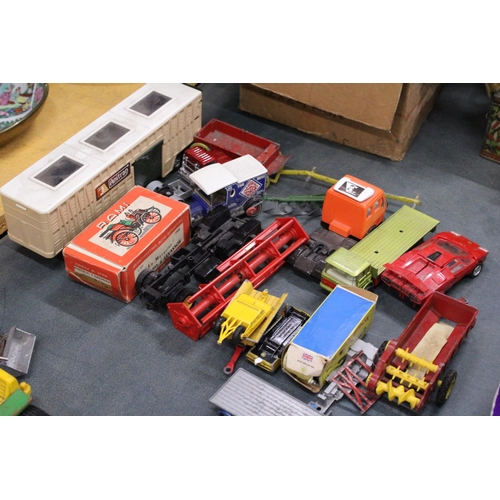 598A - A QUANTITY OF VINTAGE DIE-CAST VEHICLES TO INCLUDE A MATCHBOX ANIMAL TRANSPORTER, DAF TRUCK, TRAILER... 