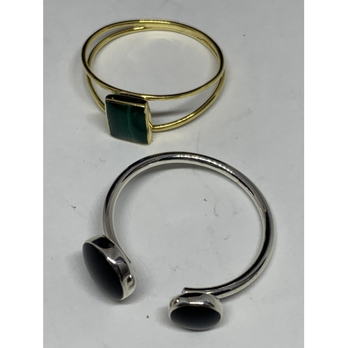 629 - FOUR MARKED SILVER RINGS TO INCLUDE A GOLD PLATED AND AN R INITIAL DESIGN