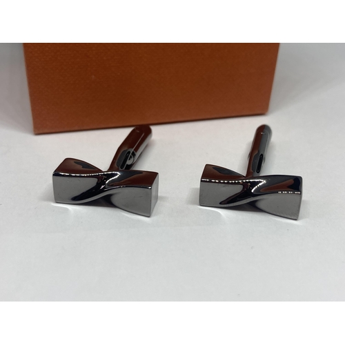 639 - A PAIR OF SIMON CARTER CUFFLINKS IN A PRESENTATION BOX