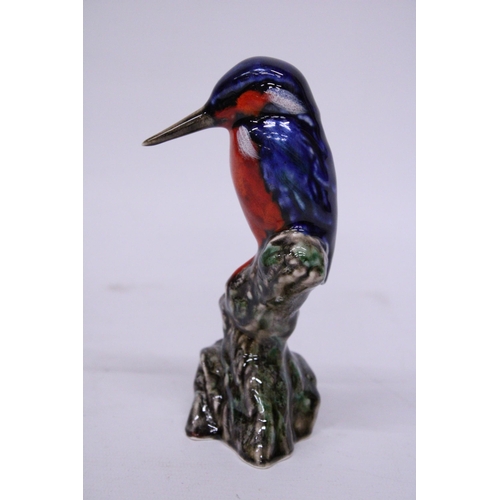 876 - AN ANITA HARRIS KINGFISHER SIGNED IN GOLD