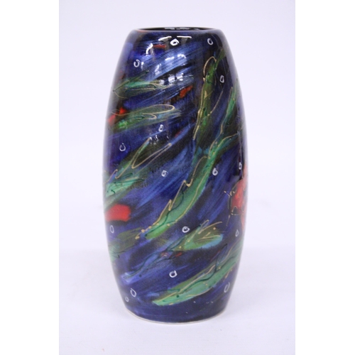 880 - AN ANITA HARRIS KOI-CARP VASE SIGNED IN GOLD