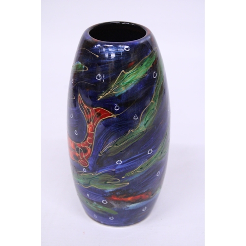 880 - AN ANITA HARRIS KOI-CARP VASE SIGNED IN GOLD