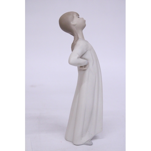 886 - A LLADRO FIGURINE OF A GIRL WITH HER HANDS ON HER HIPS