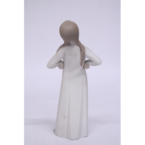 886 - A LLADRO FIGURINE OF A GIRL WITH HER HANDS ON HER HIPS