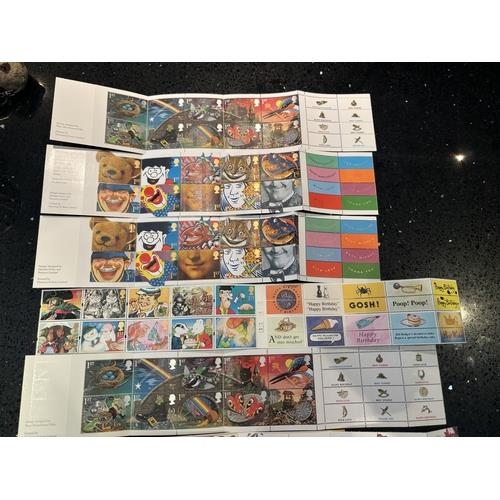 900 - A SELECTION OF TEN GREAT BRITAIN FIRST CLASS BOOKLETS OF STAMPS EACH CONTAINING TEN COMMERMORATIVE S... 