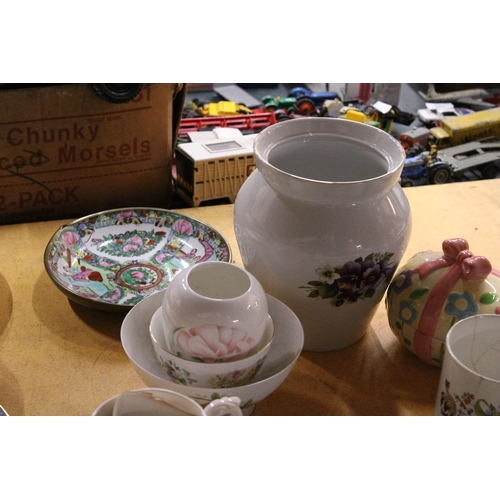 932 - A LARGE QUANTITY OF CHINA AND CERAMICS TO INCLUDE BOWLS, VASES, JUGS, SMALL FIGURES, PLATES, ETC