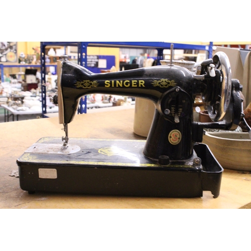 942 - A VINTAGE SINGER SEWING MACHINE