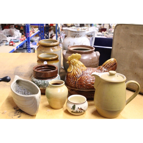 943 - A QUANTITY OF STONEWARE AND STUDIO POTTERY TO INCLUDE AN EGG CROCK, JARS, PLANTERS, A JUG, ETC