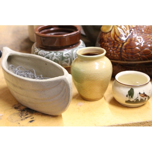 943 - A QUANTITY OF STONEWARE AND STUDIO POTTERY TO INCLUDE AN EGG CROCK, JARS, PLANTERS, A JUG, ETC