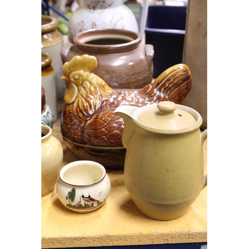 943 - A QUANTITY OF STONEWARE AND STUDIO POTTERY TO INCLUDE AN EGG CROCK, JARS, PLANTERS, A JUG, ETC