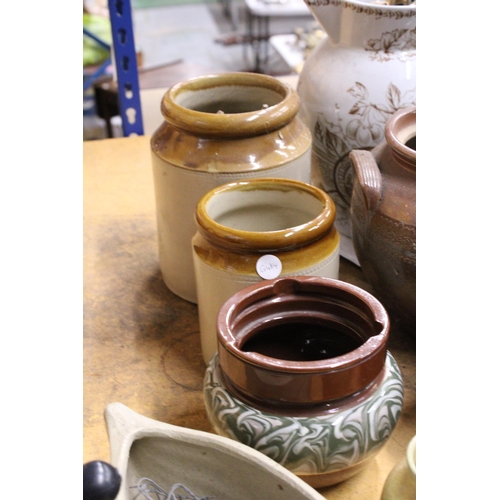 943 - A QUANTITY OF STONEWARE AND STUDIO POTTERY TO INCLUDE AN EGG CROCK, JARS, PLANTERS, A JUG, ETC