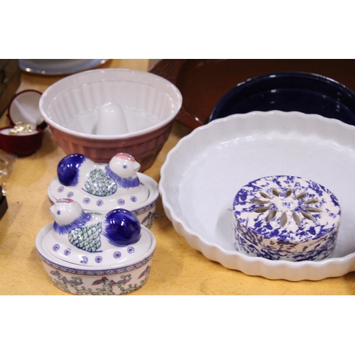 961 - A QUANTITY OF CERAMIC FLAN DISHES AND SERVING BOWLS TOGETHER WITH A CERAMIC BAKING MOLD, CHICKEN BUT... 