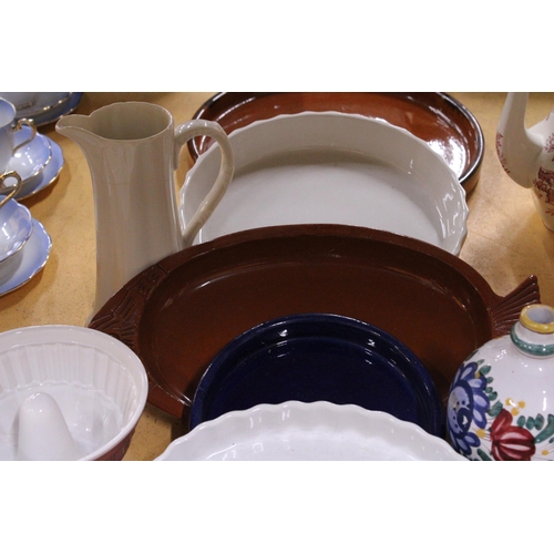 961 - A QUANTITY OF CERAMIC FLAN DISHES AND SERVING BOWLS TOGETHER WITH A CERAMIC BAKING MOLD, CHICKEN BUT... 