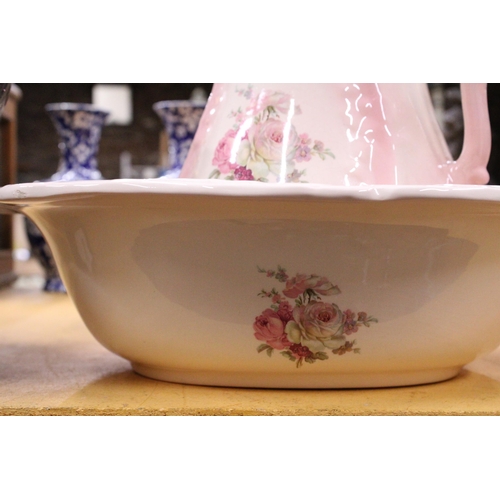 982 - A LARGE STAFFORDSHIRE ENGLAND PINK AND FLORAL JUG AND WASHBOWL