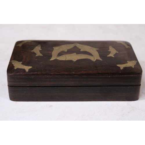 988 - A VINTAGE MAHOGANY BOX WITH BRASS FISH INLAY