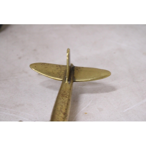 989 - A 1930'S BRASS MODEL OF A BOMBER PLANE