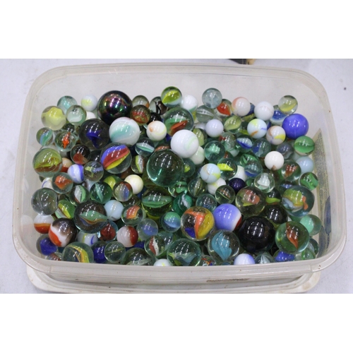 1030 - A COLLECTION OF MARBLES TO INCLUDE DOBBERS AND THE POCKET BOOK OF MARBLES