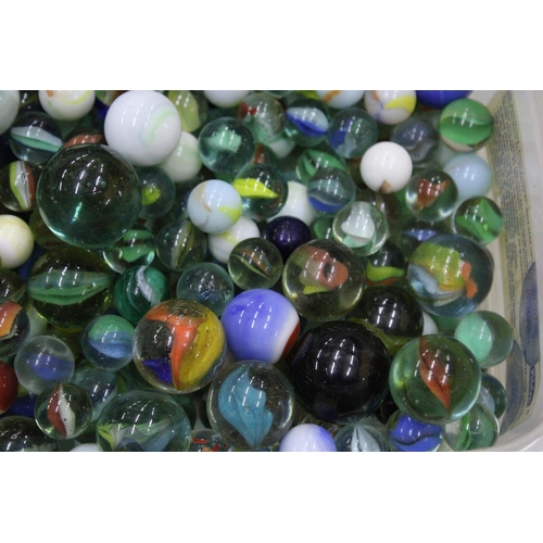 1030 - A COLLECTION OF MARBLES TO INCLUDE DOBBERS AND THE POCKET BOOK OF MARBLES