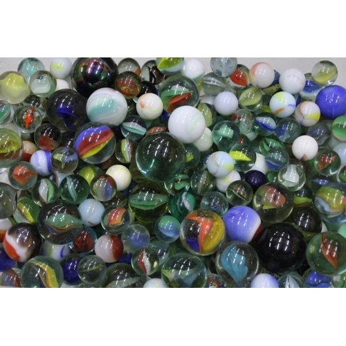 1030 - A COLLECTION OF MARBLES TO INCLUDE DOBBERS AND THE POCKET BOOK OF MARBLES