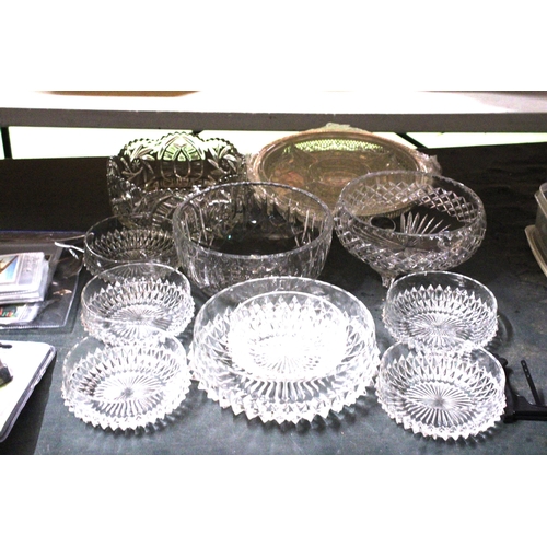 1032 - A QUANTITY OF GLASSWARE TO INCLUDE BOWLS AND DESSERT DISHES