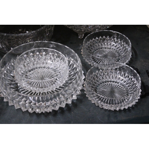 1032 - A QUANTITY OF GLASSWARE TO INCLUDE BOWLS AND DESSERT DISHES