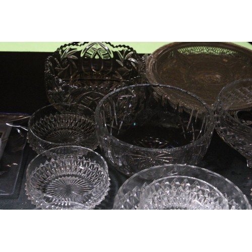 1032 - A QUANTITY OF GLASSWARE TO INCLUDE BOWLS AND DESSERT DISHES