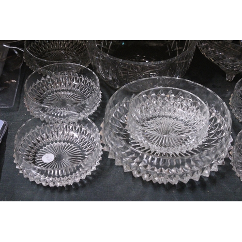 1032 - A QUANTITY OF GLASSWARE TO INCLUDE BOWLS AND DESSERT DISHES