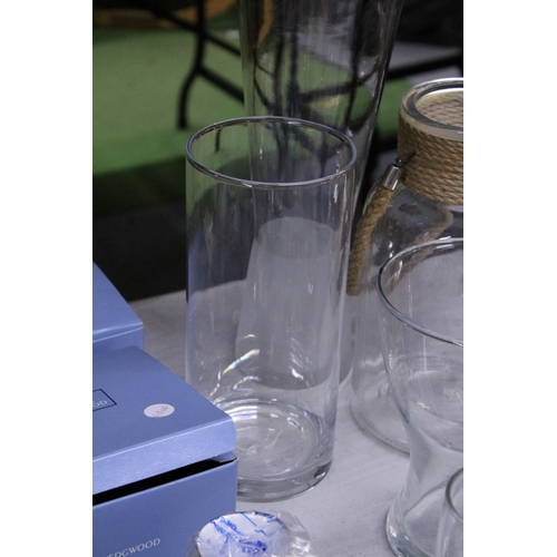 1062 - A QUANTITY OF GLASSWARE TO INCLUDE VASES AND BEER GLASSES