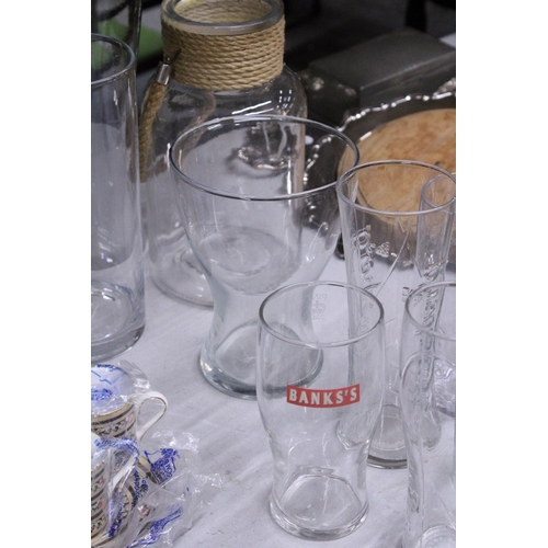 1062 - A QUANTITY OF GLASSWARE TO INCLUDE VASES AND BEER GLASSES