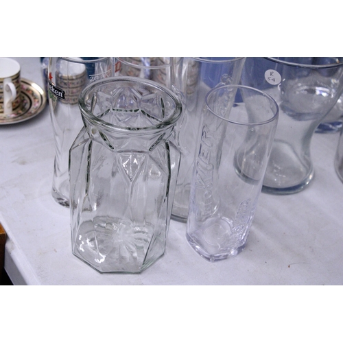 1062 - A QUANTITY OF GLASSWARE TO INCLUDE VASES AND BEER GLASSES