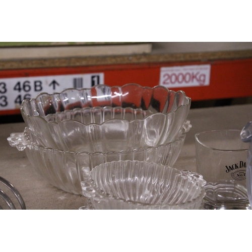 1080 - A LARGE QUANTITY OF GLASSWARE TO INCLUDE BOWLS, WINE GLASSES, SHERRY, BRANDY, ETC