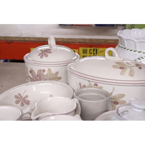 1081 - A QUANTITY OF DINNER WARE TO INCLUDE WEDGWOOD 'CHESTNUT CASSEROLE DISHES, LARGE SERVING BOWLS, JUGS ... 