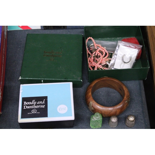 1100 - A QUANTITY OF COSTUME JEWELLERY, ETC TO INCLUDE  NECKLACES, BROOCHES, BRACELETS, THIMBLES AND BOOKS