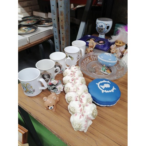 1165 - A QUANTITY OF ITEMS TO INCLUDE COMMEMORATIVE MUGS, WEDGWOOD JASPERWARE, CERAMIC GARLIC, A DENBY COMM... 