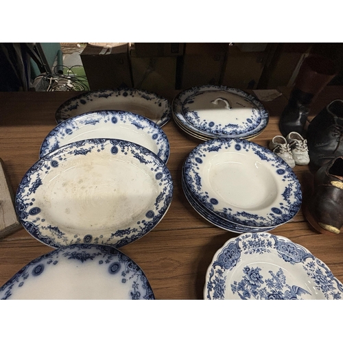 1170 - A QUANTITY OF BLUE AND WHITE SERVING PLATES, BOWLS, ETC TO INCLUDE 'SAVOY'