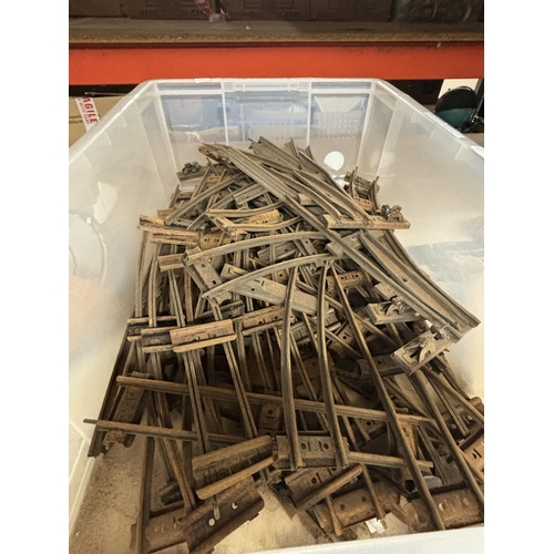 1173 - A QUANTITY OF O GAUGE TRAIN TRACK