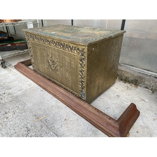 1527 - A LARGE BRASS COVERED STORAGE TRUNK AND A WOODEN FIRE FENDER