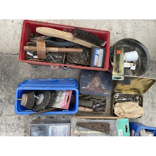 1714 - AN ASSORTMENT OF TOOLS TO INCLUDE WIRE BRUSHES, A SPIRIT LEVEL AND HINGES ETC