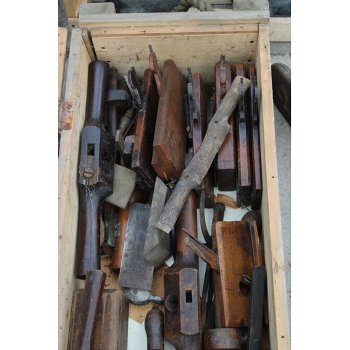 1828 - A WOODEN CHEST CONTAINING A LARGE QUANTITY OF ASSORTED VINTAGE WOOD PLANES