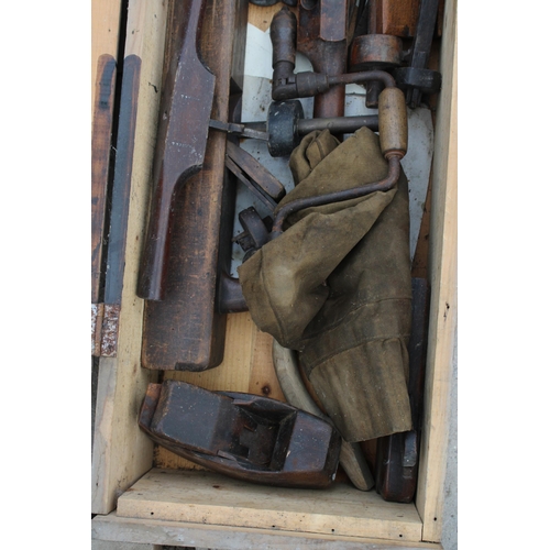 1828 - A WOODEN CHEST CONTAINING A LARGE QUANTITY OF ASSORTED VINTAGE WOOD PLANES