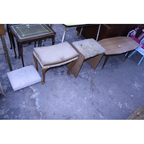 2958 - A RETRO COFFEE TABLE AND THREE STOOLS