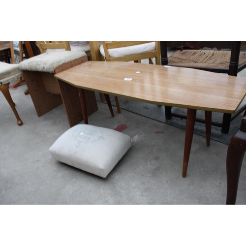 2958 - A RETRO COFFEE TABLE AND THREE STOOLS