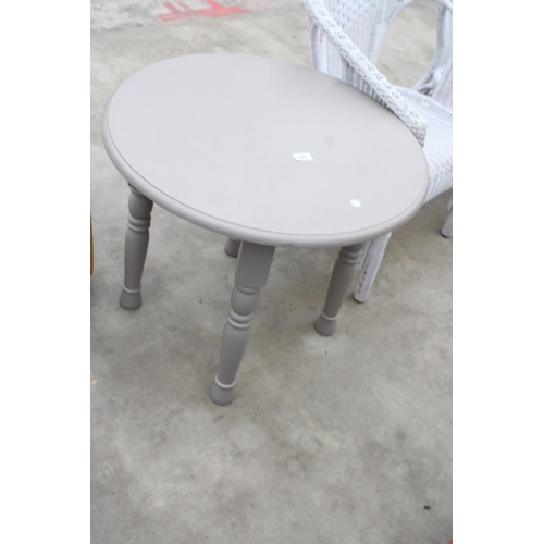 2981 - A GREY PAINTED OCCASIONAL TABLE ON TURNED LEGS 27