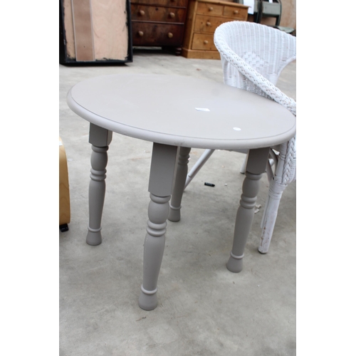 2981 - A GREY PAINTED OCCASIONAL TABLE ON TURNED LEGS 27