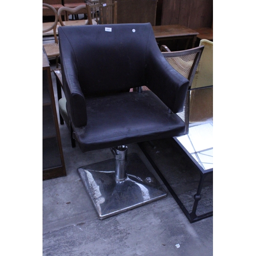 2985 - A BROWN FAUX LEATHER PUMP ACTION SALON CHAIR ON CHROME BASE